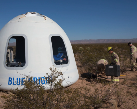 Учительница-стала-частью-экипажа-суборбитального-полета-blue-origin