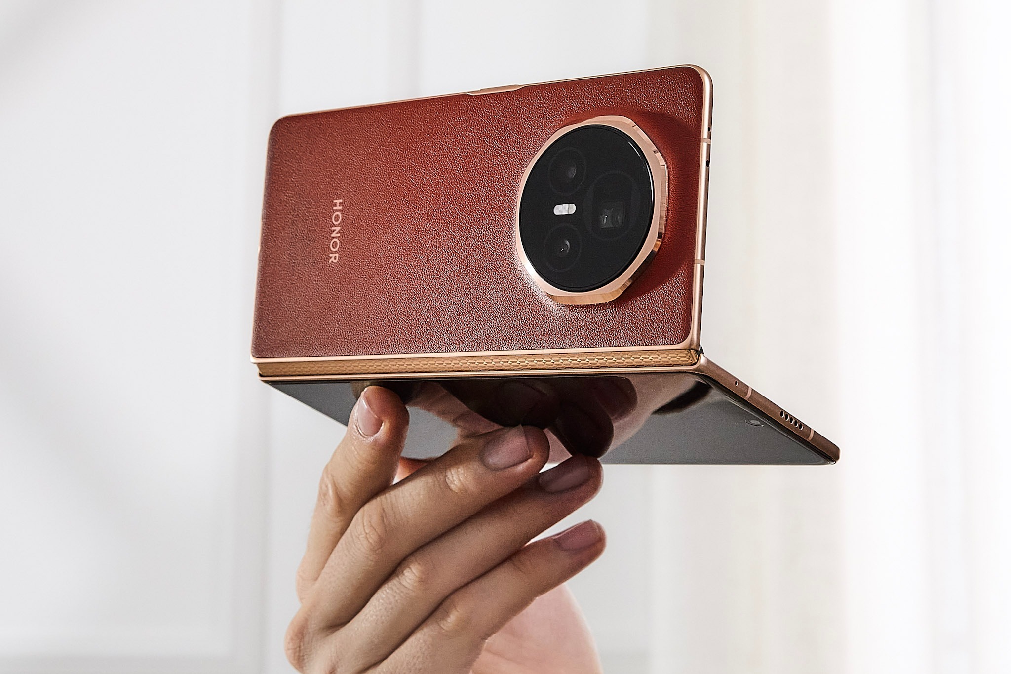 Самый-тонкий-складной-смартфон-honor-magic-v5-покажут-в июне