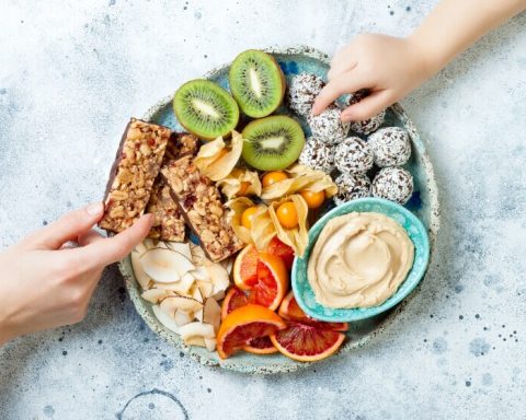 Перекусы-и-другие-привычки,-от-которых-нужно-отказаться-при-высоком-уровне-холестерина