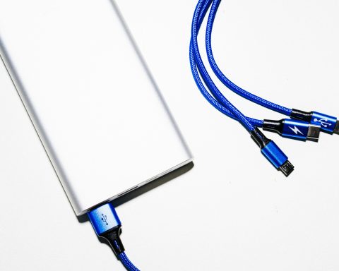 Зарядка-смартфона-до-100%-сокращает-срок-службы-аккумулятора