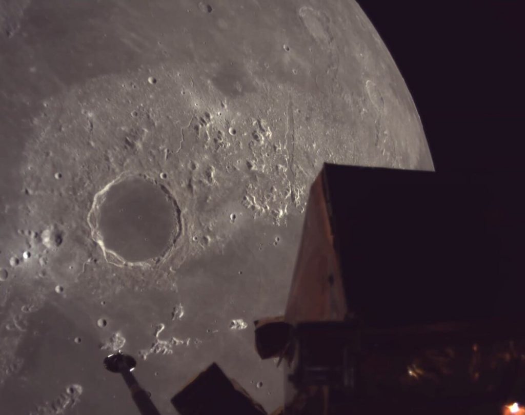 Японский-посадочный-модуль-прислал-фото-Луны-на-расстоянии-100-км