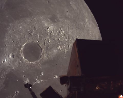 Японский-посадочный-модуль-прислал-фото-Луны-на-расстоянии-100-км