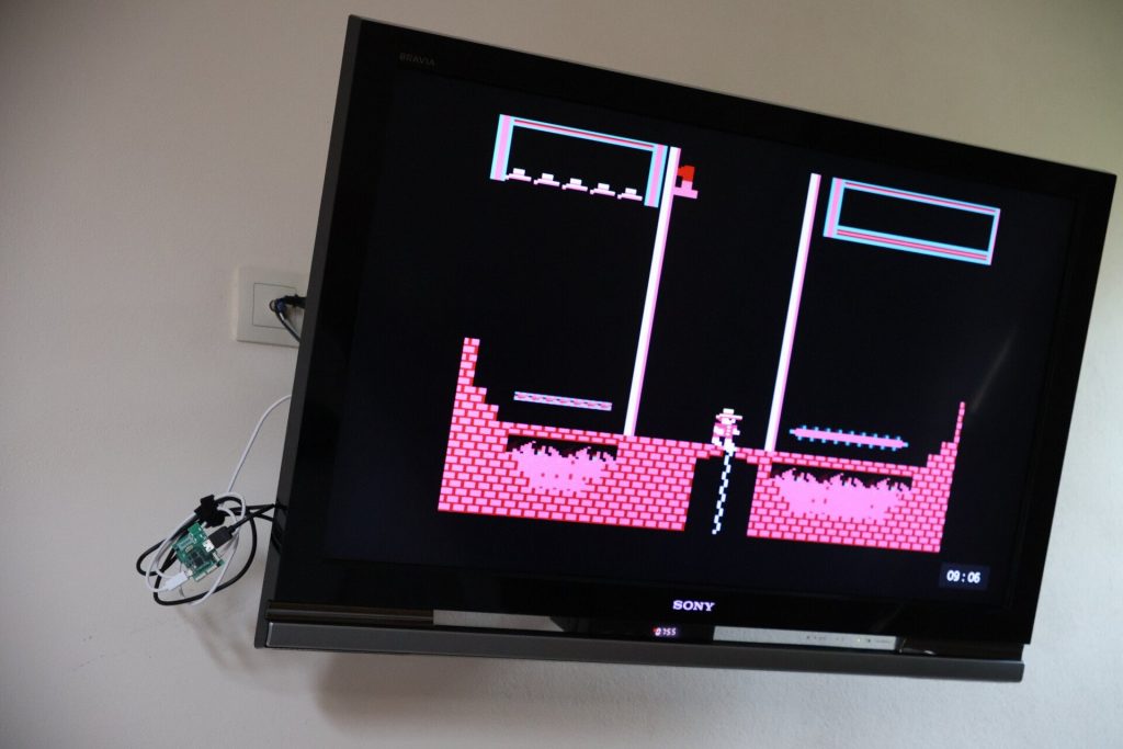 Польский-инженер-создал-работающий-миниатюрный-клон-8-битного-компьютера-atari