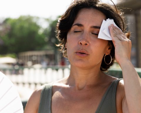 Терапевт:-в-жару-увеличивается-риск-образования-камней-в-почках,-тромбов-и-меланомы