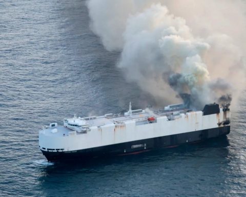 В-Тихом-океане-на-судне-загорелось-3000-автомобилей