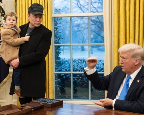 Рыночная-стоимость-tesla-упала-на-$152-млрд-из-за-публичной-ссоры-Маска-и-Трампа