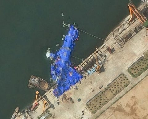 В Северной-Корее-подняли-эсминец,-опрокинувшийся-при-спуске-на воду