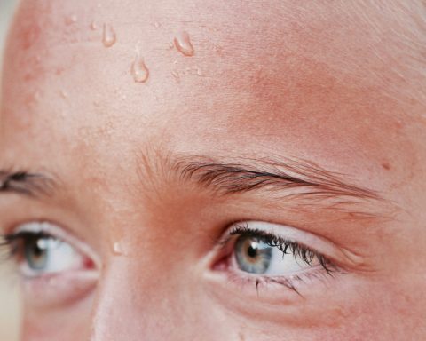 Врач-рассказала-о-связи-повышенной-потливости-и-проблем-с-щитовидной-железой