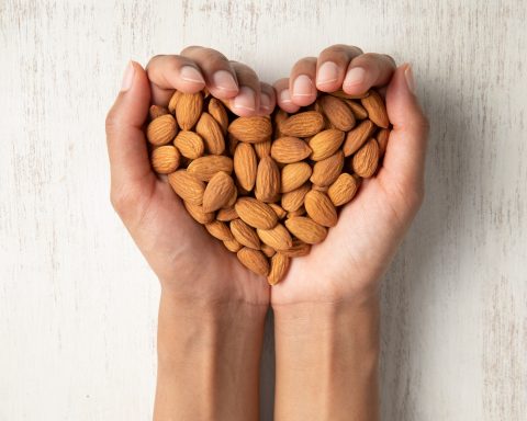 Миндаль-назвали-лучшим-орехом-для-похудения