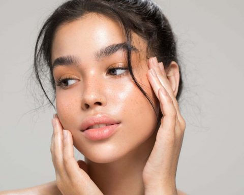 Дело-не-только-в-креме:-почему-ваша-кожа-может-быть-сухой-даже-после-увлажнения