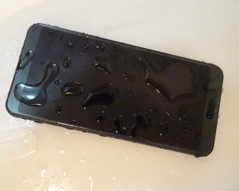 Эксперт-объяснил,-почему-даже-влагозащищённый-смартфон-нельзя-держать-в-ванной