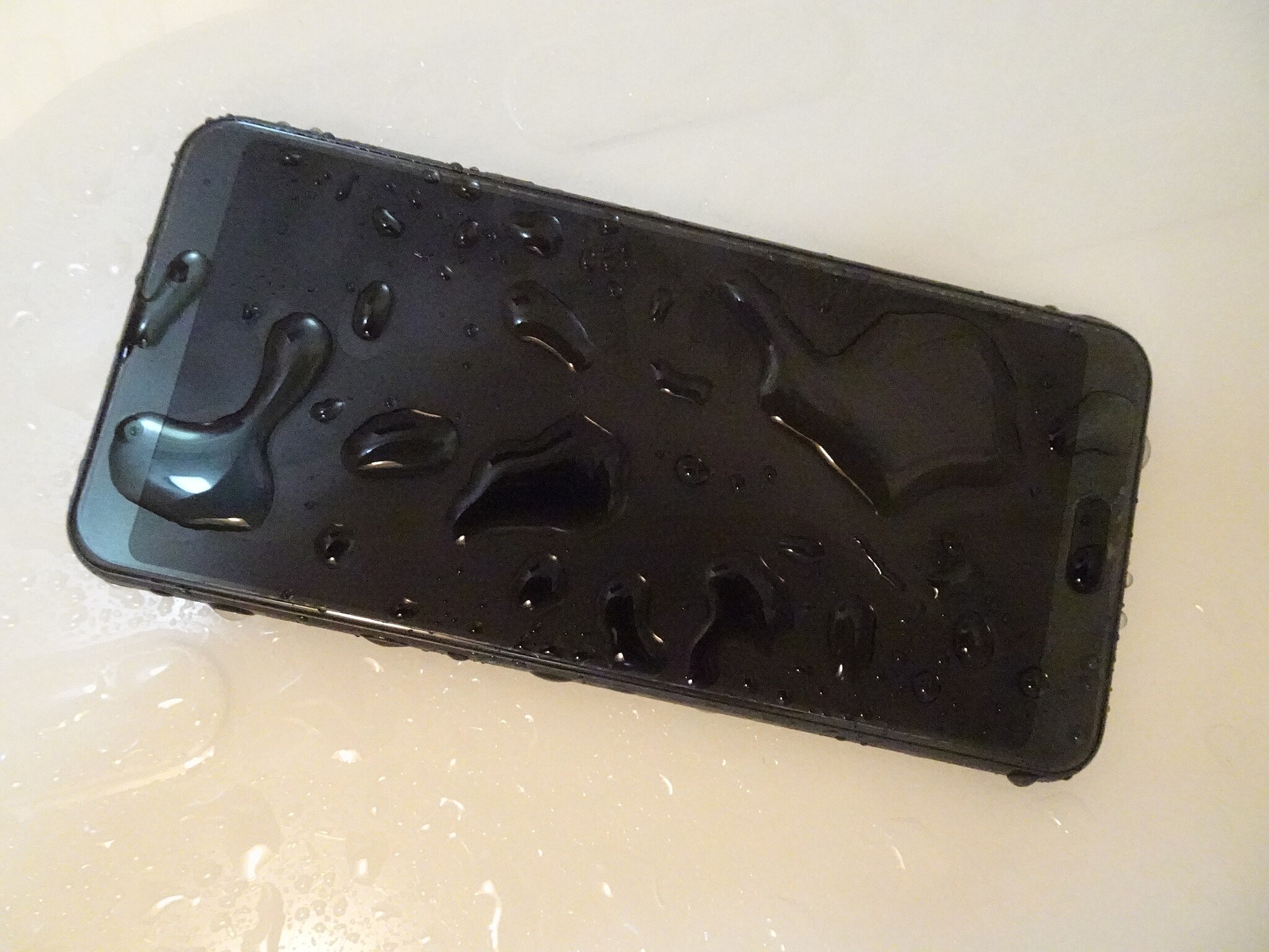 Эксперт-объяснил,-почему-даже-влагозащищённый-смартфон-нельзя-держать-в-ванной