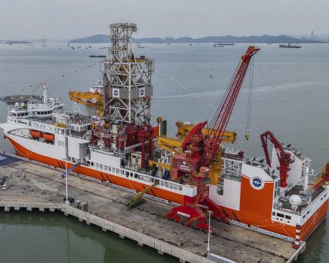 Китайское-судно-пробурит-морское-дно-на-11-км-для-изучения-земной-коры