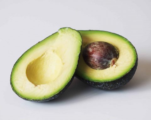 Авокадо-и-не-только:-самые-полезные-для-здоровья-фрукты-с-небольшим-количеством-сахара