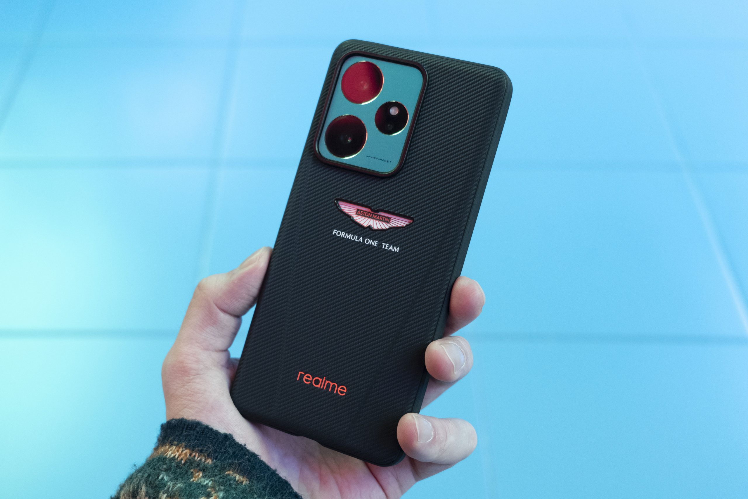 Дизайн-и-компплектацию-realme gt-7-dream-edition,-созданного-с-aston-martin,-показали-в-РФ-до-анонса