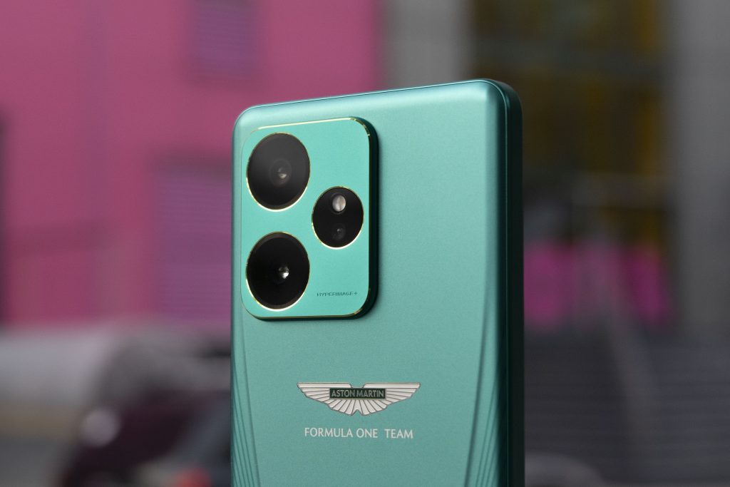 Китайская-мощь,-британский-шарм-от-aston-martin:-realme gt-7-dream-edition