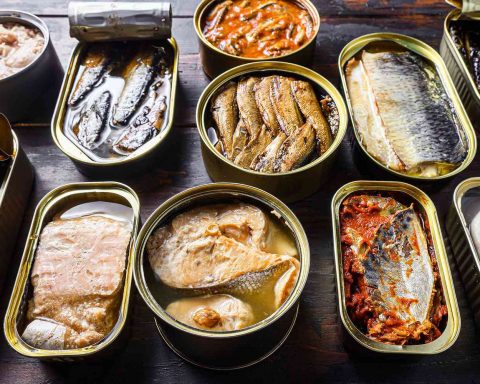 Много-омега-3-и-другие-причины,-по-которым-вам-нужно-есть-больше-консервированной-рыбы