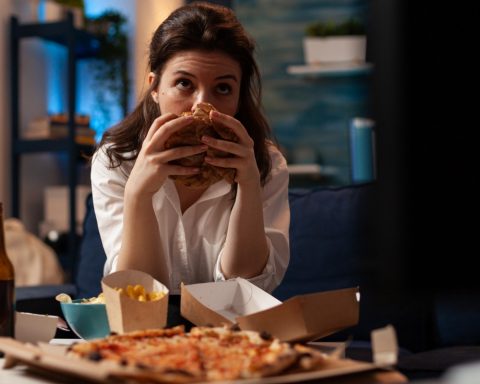 Самыми-опасными-привычками-россиян-назвали-любовь-к-выпечке-и-колбасе