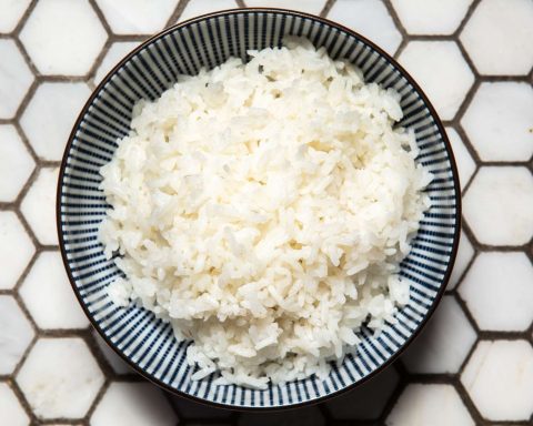 Белый-рис-и-другие-продукты,-которые-становятся-полезнее-после-охлаждения