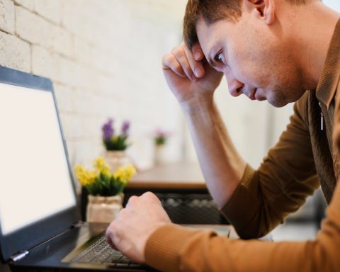 Использование-ИИ-для-написания-эссе-привело-к-снижению-критического-мышления