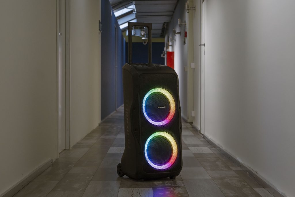 Музыкальная-колонка-размером-с-чемодан.-А-теперь-представьте-себе-её-звук