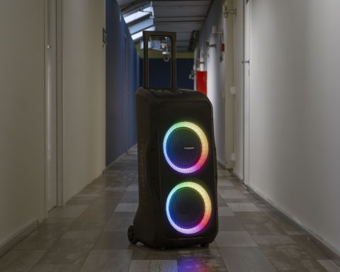 Музыкальная-колонка-размером-с-чемодан.-А-теперь-представьте-себе-её-звук