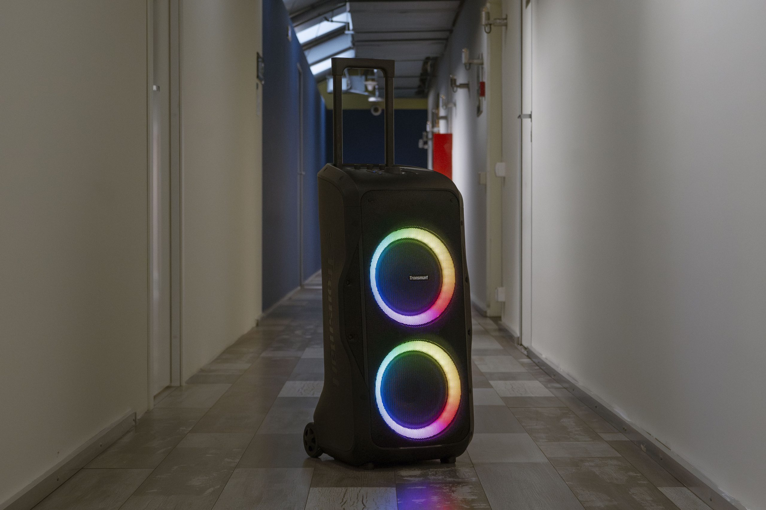 Музыкальная-колонка-размером-с-чемодан.-А-теперь-представьте-себе-её-звук