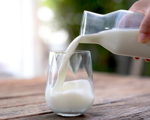 Коровье-молоко-и-другие-напитки,-в-которых-белка-больше,-чем-в-яйце