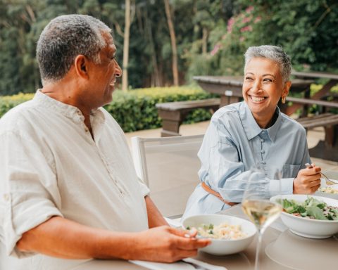 Уменьшение-потребления-натрия-и-другие-обязательные-изменения-в-рационе-после-50-лет