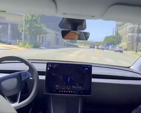 Роботакси-tesla-выехало-на-встречку-в-первые-часы-после-запуска-в-США