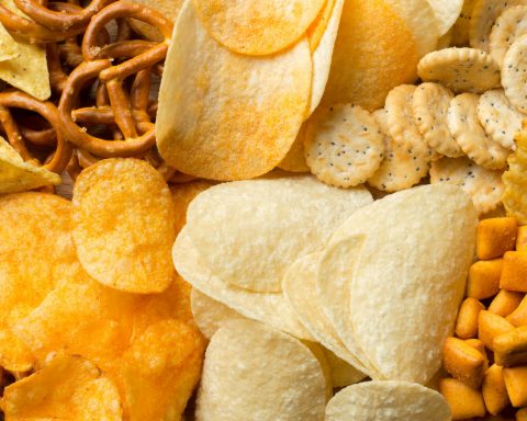 Скука-и-другие-причины,-почему-вас-тянет-на-солёное