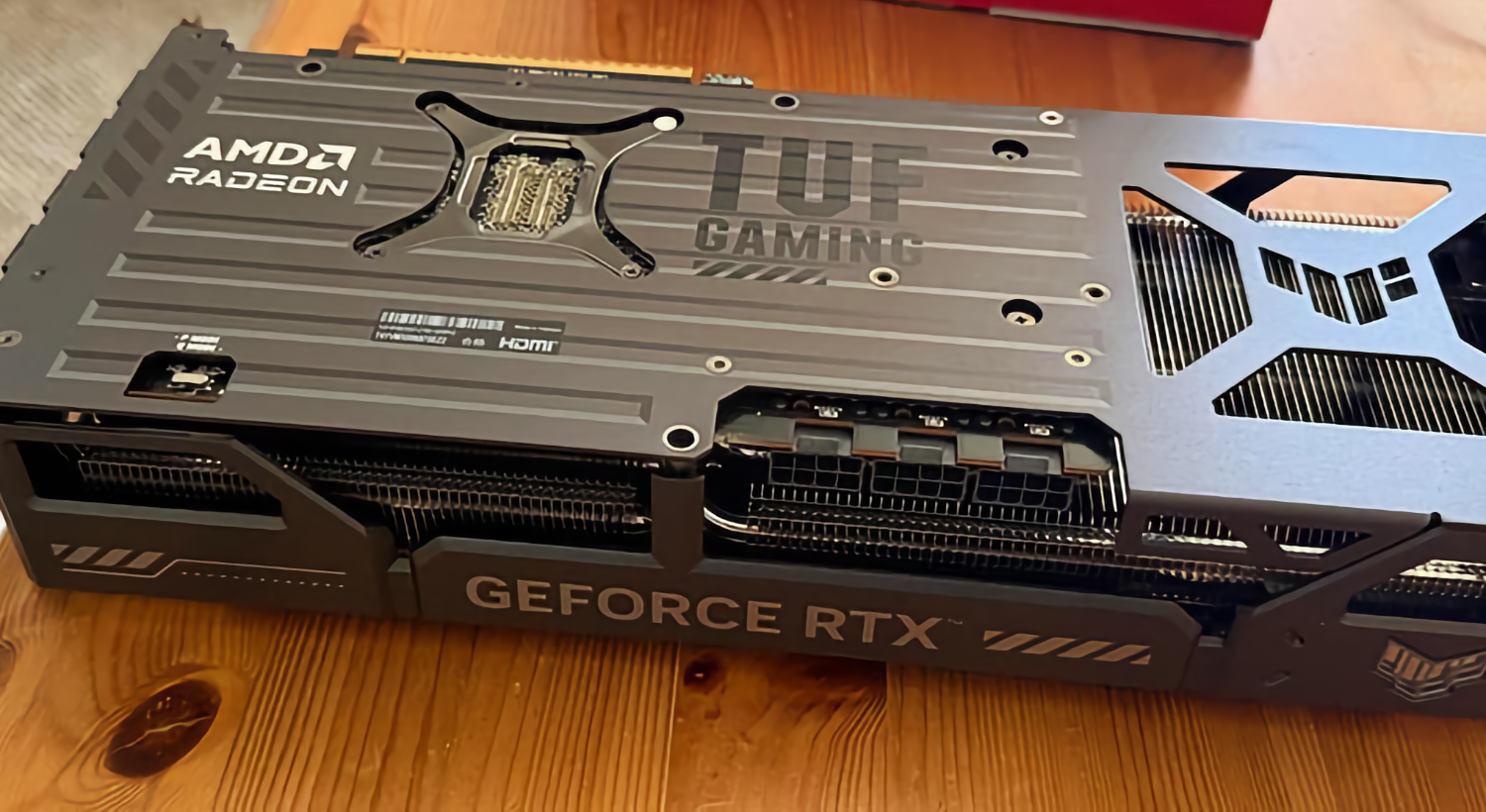 asus-перепутала-логотипы,-напечатав-на-radeon-rx-9070-xt-эмблему-geforce