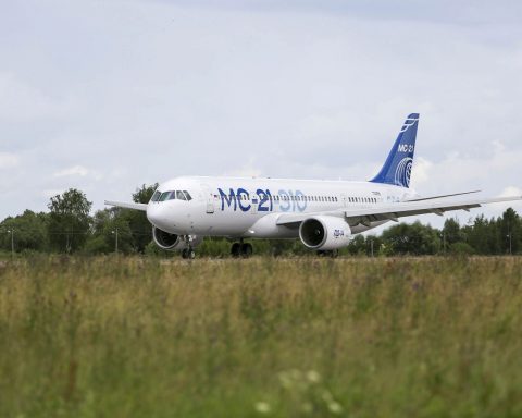 Самолет-МС-21-с отечественными-компонентами-начал-сертификационные-испытания