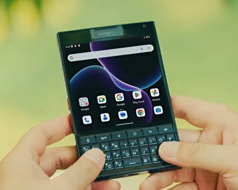 Смартфон-unihertz-titan-2-попытается-вернуть-в тренд-физическую-клавиатуру