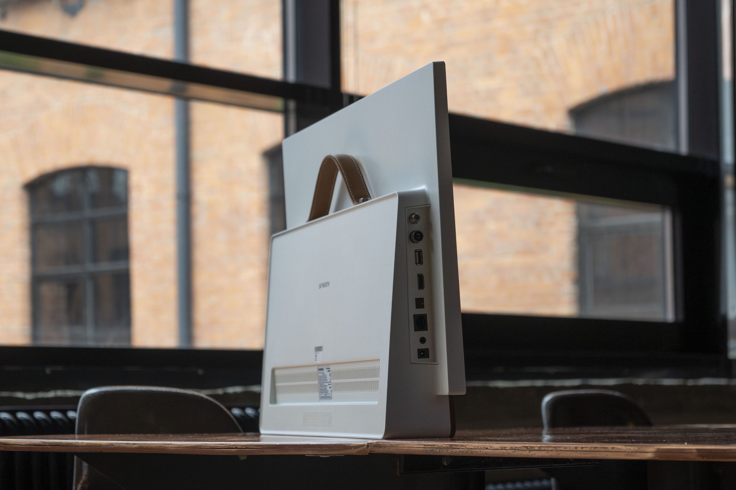 Это-полноценный-переносной-телик-со-встроенным-аккумулятором-и-на-google-tv:-skyworth-portable tv