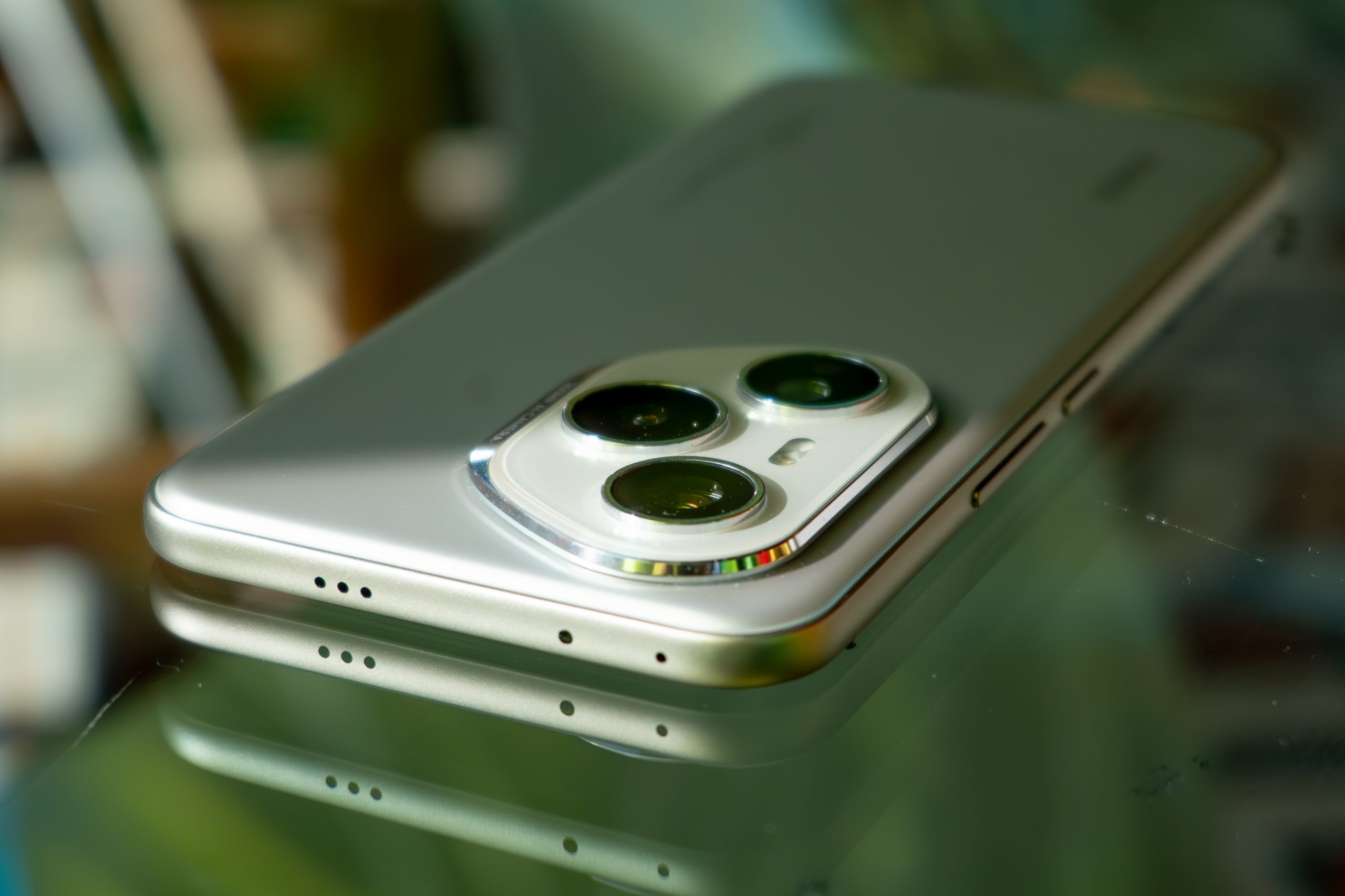 Чаще-всего-на-просьбу-«не-супер-дорогой-смартфон-с-крутыми-камерами»-в-2025-г.-буду-советовать-этот