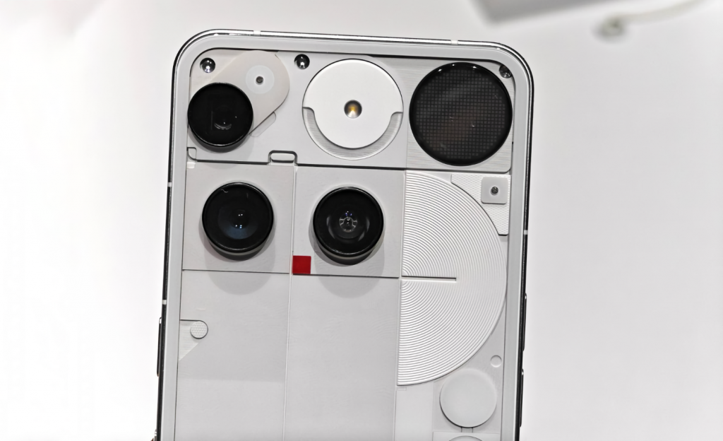 gsmarena:-nothing-phone-(3)-все-еще-удивляет-дизайном,-но-лишился-фирменной-подсветки