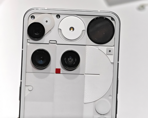 gsmarena:-nothing-phone-(3)-все-еще-удивляет-дизайном,-но-лишился-фирменной-подсветки