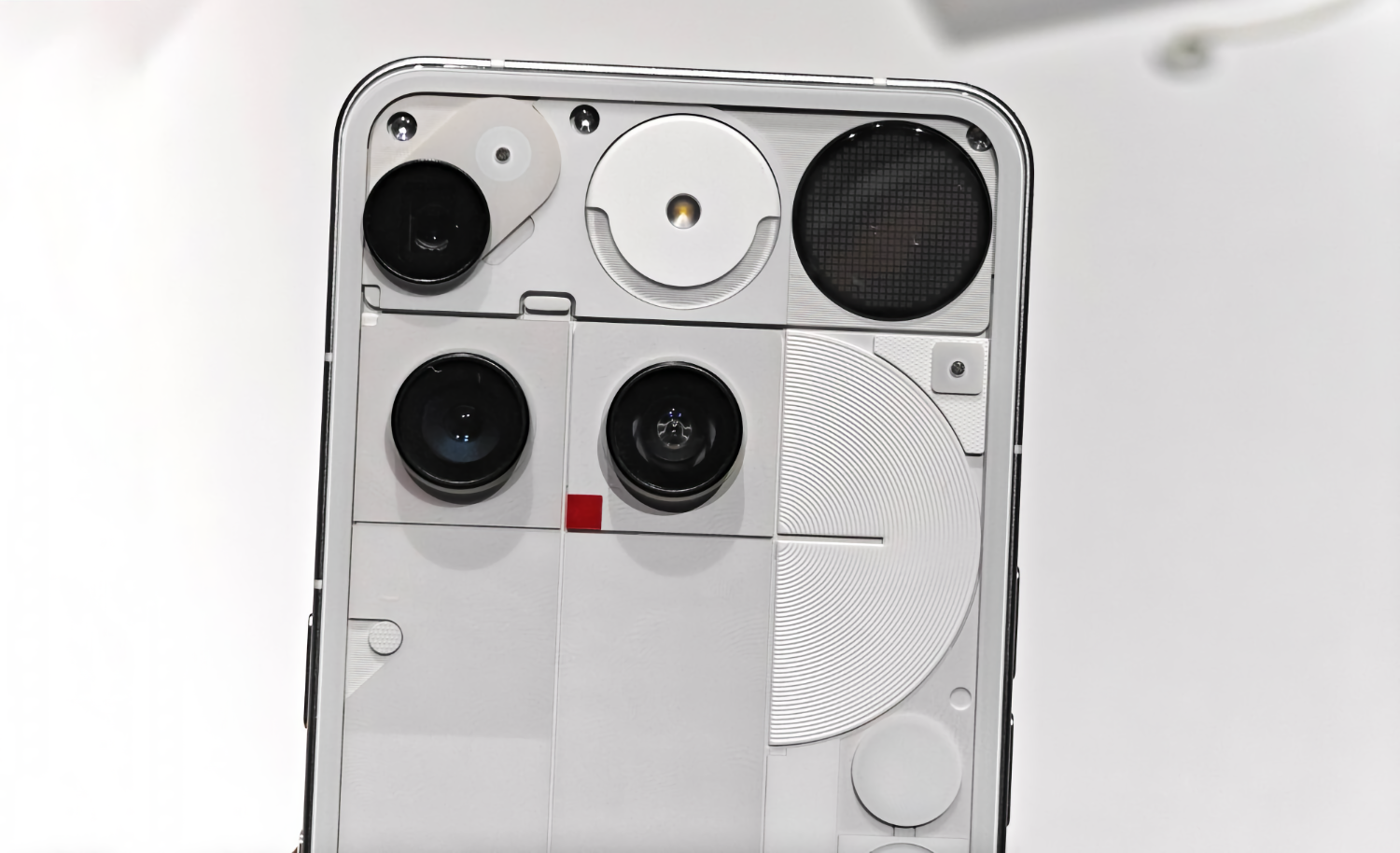 gsmarena:-nothing-phone-(3)-все-еще-удивляет-дизайном,-но-лишился-фирменной-подсветки