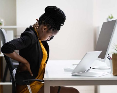 Следите-за-положением-головы:-врач-рассказал,-какая-походка-портит-осанку