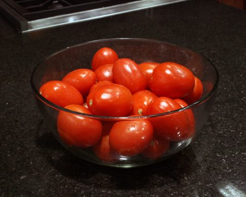 Эксперт:-томаты,-орехи-и-зелень-—-важные-растительные-продукты-для-мужчин