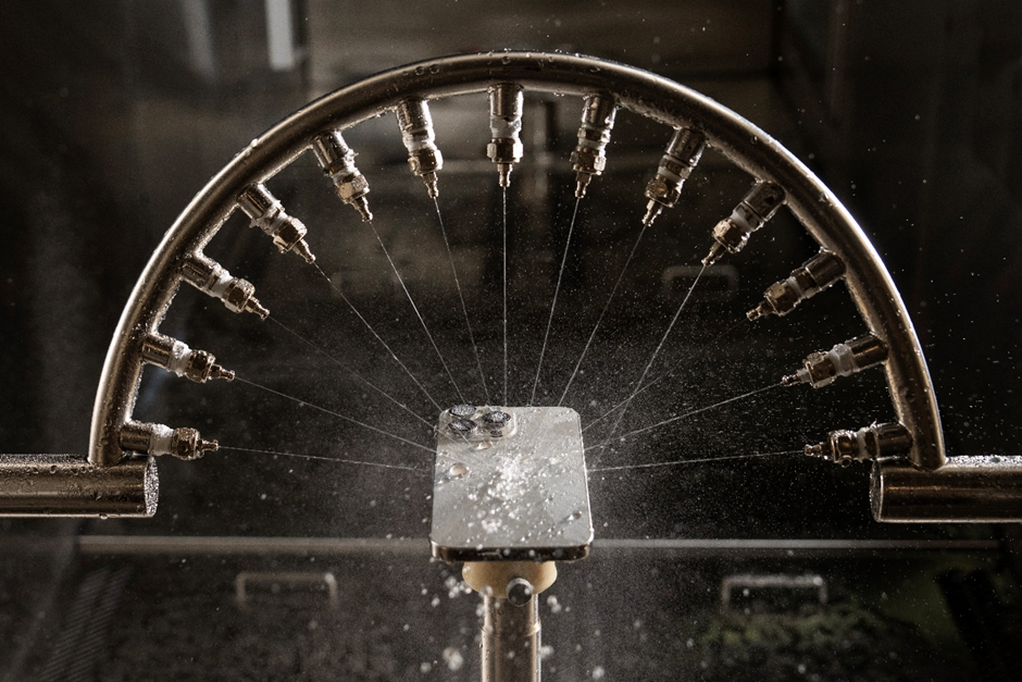 apple-показала,-как-тестирует-прочность-iphone-—-от-падений-до-«пота»