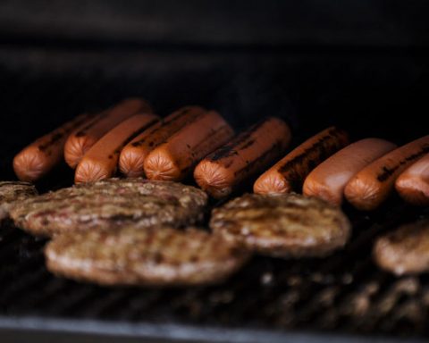 Гамбургеры-оказались-полезнее-для-здоровья,-чем-хот-доги