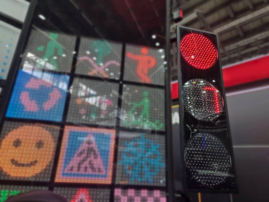 Ростех-представил-обновленную-версию-«умного»-светофора