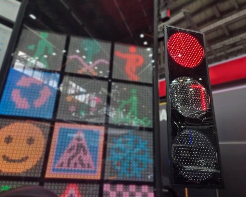 Ростех-представил-обновленную-версию-«умного»-светофора