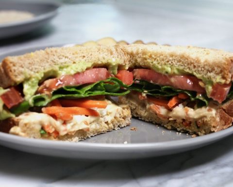 Заправка-салата-и-зелени-поможет-сделать-ваш-сэндвич-вкуснее