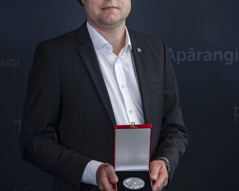 Конкурент-spacex-намекнул-на-эпатажность-компании-Маска