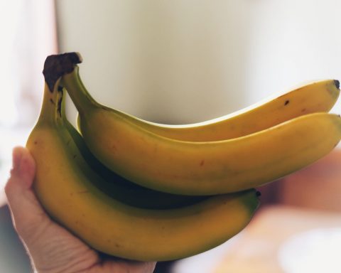 Бананы-и-другие-полезные-для-здоровья-продукты,-которые-помогут-при-низком-уровне-сахара-в-крови