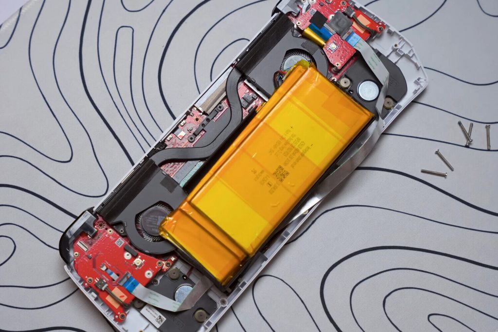 Энтузиаст-заменил-батарею-консоли-asus-rog-ally-аккумулятором-от-ноутбука