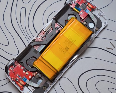 Энтузиаст-заменил-батарею-консоли-asus-rog-ally-аккумулятором-от-ноутбука